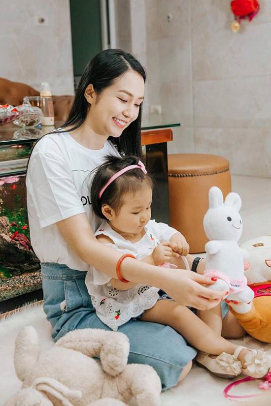 Bà xã Tuấn Hưng dành lời yêu thương cho con gái nhân dịp sinh nhật - 1