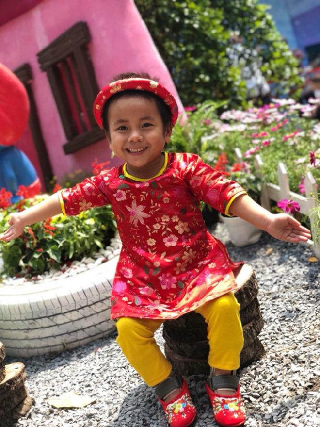 Bé gái không manh áo giữa trời đông từng dậy sóng MXH lại vừa chịu nỗi đau mất mẹ - 1