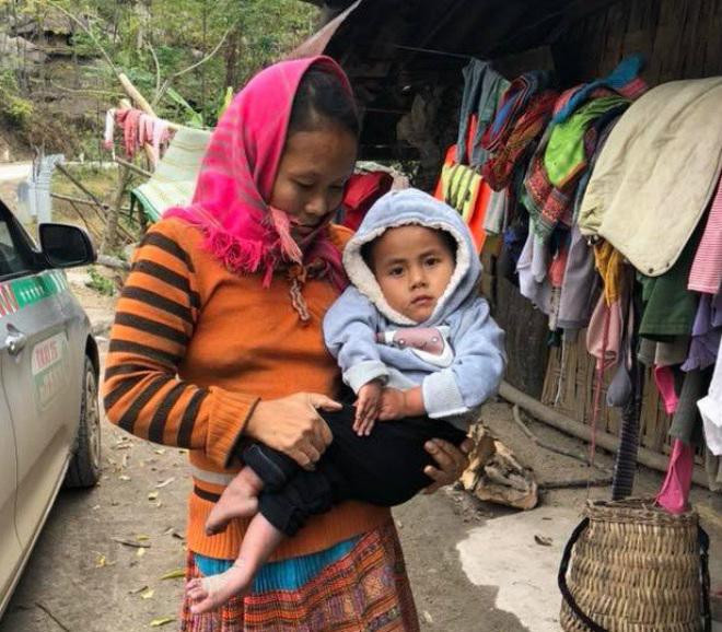 Bé gái không manh áo giữa trời đông từng dậy sóng MXH lại vừa chịu nỗi đau mất mẹ - 3