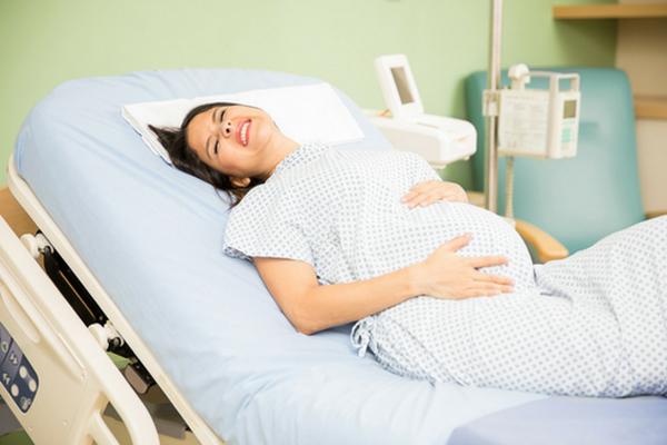 Những cách giảm đau khi chuyển dạ, mẹ nào đang mang bầu cũng cần biết - 2