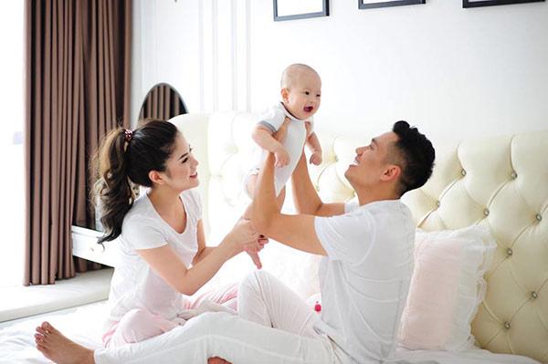 Vợ Việt Anh amp;#34;Người phán xửamp;#34; lần đầu kể lại quãng thời gian trầm cảm vì một mình chăm con - 7