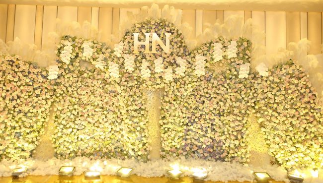 Hari Won, Đàm Vĩnh Hưng hội ngộ trong đám cưới Tố Ny và chồng cơ phó hàng không - 3