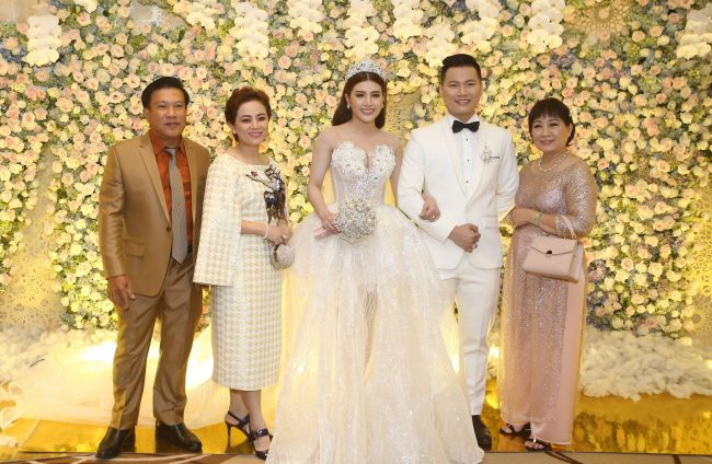 Hari Won, Đàm Vĩnh Hưng hội ngộ trong đám cưới Tố Ny và chồng cơ phó hàng không - 13