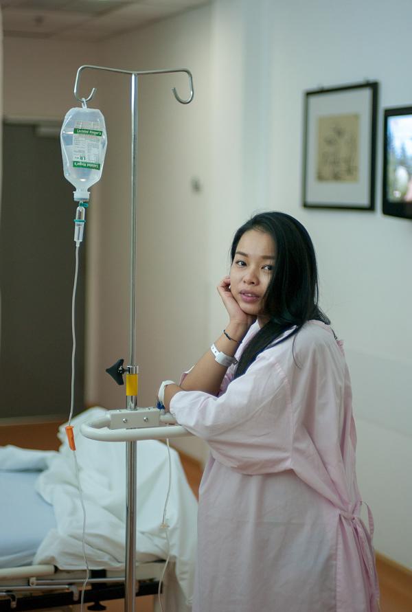 Bộ ảnh đầy cảm xúc amp;#34;ngày gia đình thêm thành viênamp;#34; của ông bố trẻ chụp vợ đi đẻ - 1