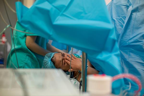 Bộ ảnh đầy cảm xúc amp;#34;ngày gia đình thêm thành viênamp;#34; của ông bố trẻ chụp vợ đi đẻ - 10