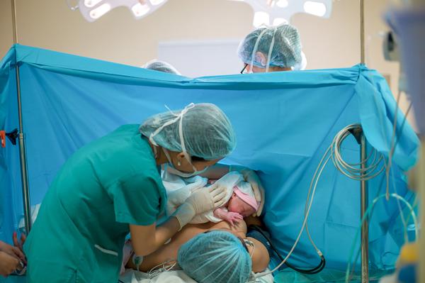 Bộ ảnh đầy cảm xúc amp;#34;ngày gia đình thêm thành viênamp;#34; của ông bố trẻ chụp vợ đi đẻ - 13