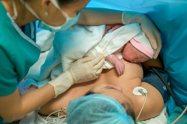 Bộ ảnh đầy cảm xúc amp;#34;ngày gia đình thêm thành viênamp;#34; của ông bố trẻ chụp vợ đi đẻ - 15