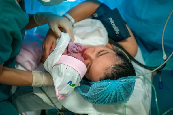 Bộ ảnh đầy cảm xúc amp;#34;ngày gia đình thêm thành viênamp;#34; của ông bố trẻ chụp vợ đi đẻ - 16