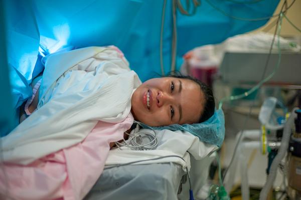 Bộ ảnh đầy cảm xúc amp;#34;ngày gia đình thêm thành viênamp;#34; của ông bố trẻ chụp vợ đi đẻ - 17