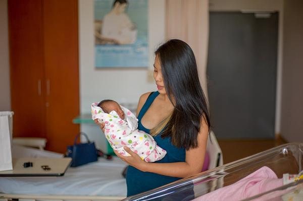 Bộ ảnh đầy cảm xúc amp;#34;ngày gia đình thêm thành viênamp;#34; của ông bố trẻ chụp vợ đi đẻ - 19