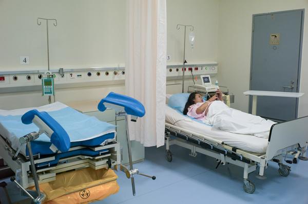 Bộ ảnh đầy cảm xúc amp;#34;ngày gia đình thêm thành viênamp;#34; của ông bố trẻ chụp vợ đi đẻ - 2