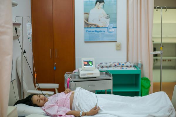 Bộ ảnh đầy cảm xúc amp;#34;ngày gia đình thêm thành viênamp;#34; của ông bố trẻ chụp vợ đi đẻ - 5
