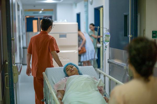 Bộ ảnh đầy cảm xúc amp;#34;ngày gia đình thêm thành viênamp;#34; của ông bố trẻ chụp vợ đi đẻ - 7