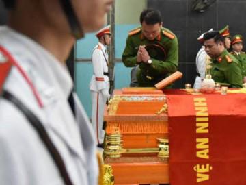 Đồng đội, người thân khóc nghẹn trong đám tang chiến sĩ cảnh sát PCCC