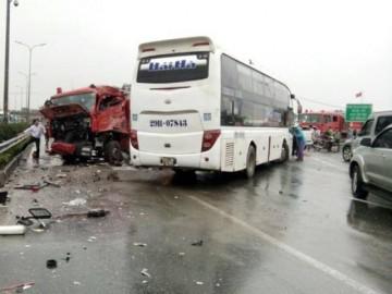 Nghẹt thở giây phút đưa người đi cấp cứu bỗng gặp xe cứu hỏa bị xe khách húc bay