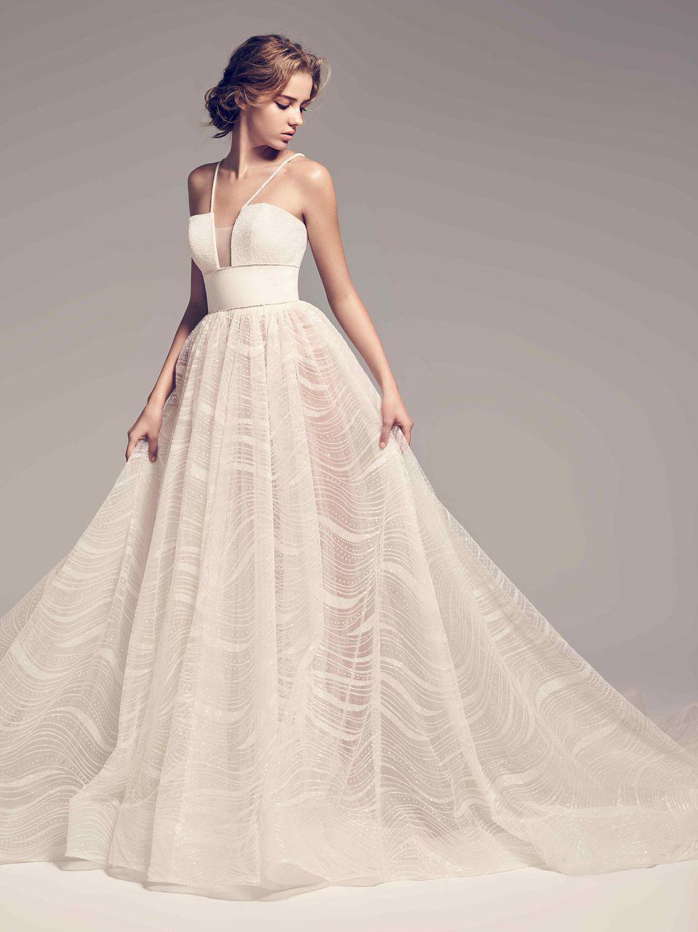 Từ kinh nghiệm bản thân, Lâm Tâm Như mách nước các bà bầu chọn váy cưới - 3