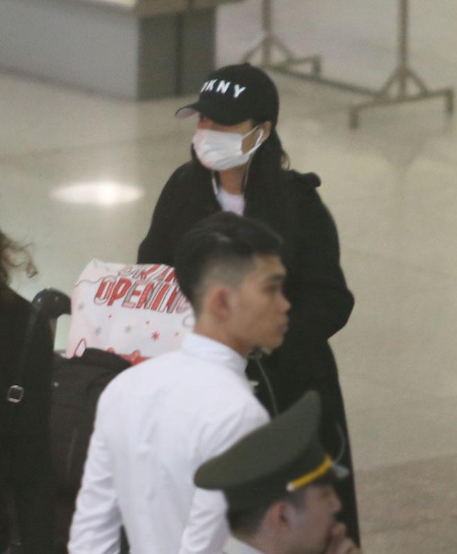 Nhã Phương che kín mặt về Việt Nam giữa ồn ào tình cảm Trường Giang - Nam Em - 2