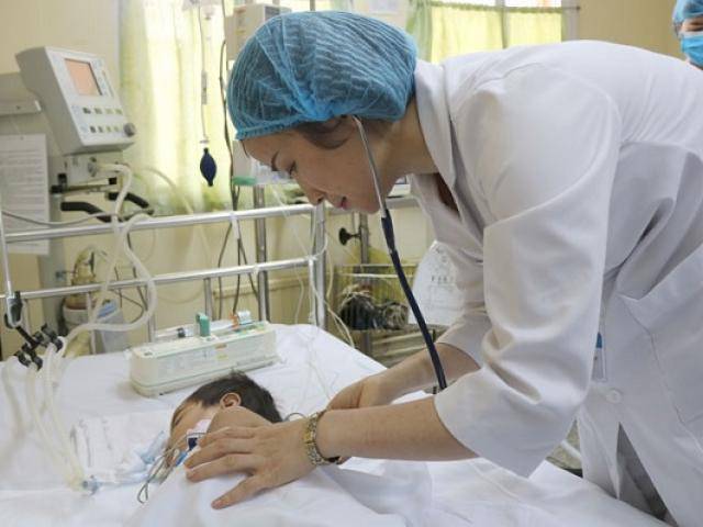 Bé trai 3 tuổi hôn mê sâu, ngừng hô hấp vì gia đình đắp thuốc nam chữa bỏng