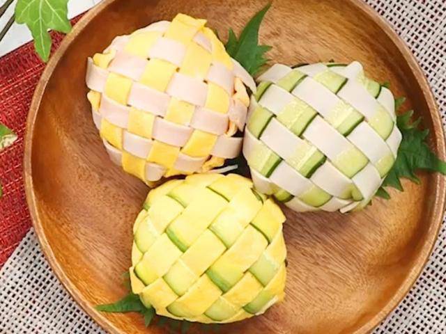 Mẹ khéo tay làm cơm nắm đan lưới cực lạ cho bé mang đi dã ngoại