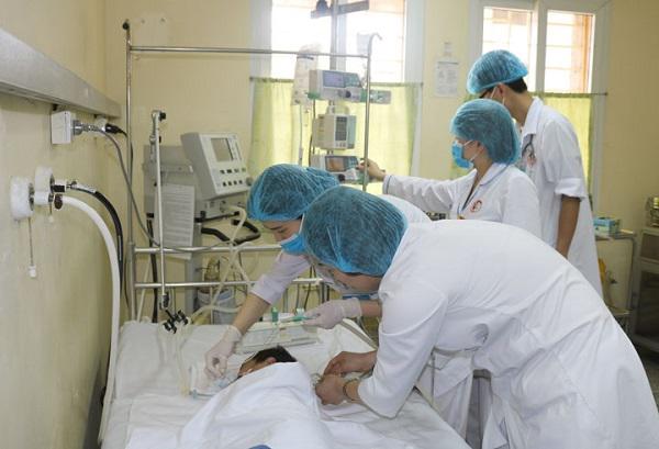 Bé trai 3 tuổi hôn mê sâu, ngừng hô hấp vì gia đình đắp thuốc nam chữa bỏng - 1