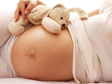 Thai nhi 30 tuần: Não bé nhăn hơn, có thể tự nắm tay