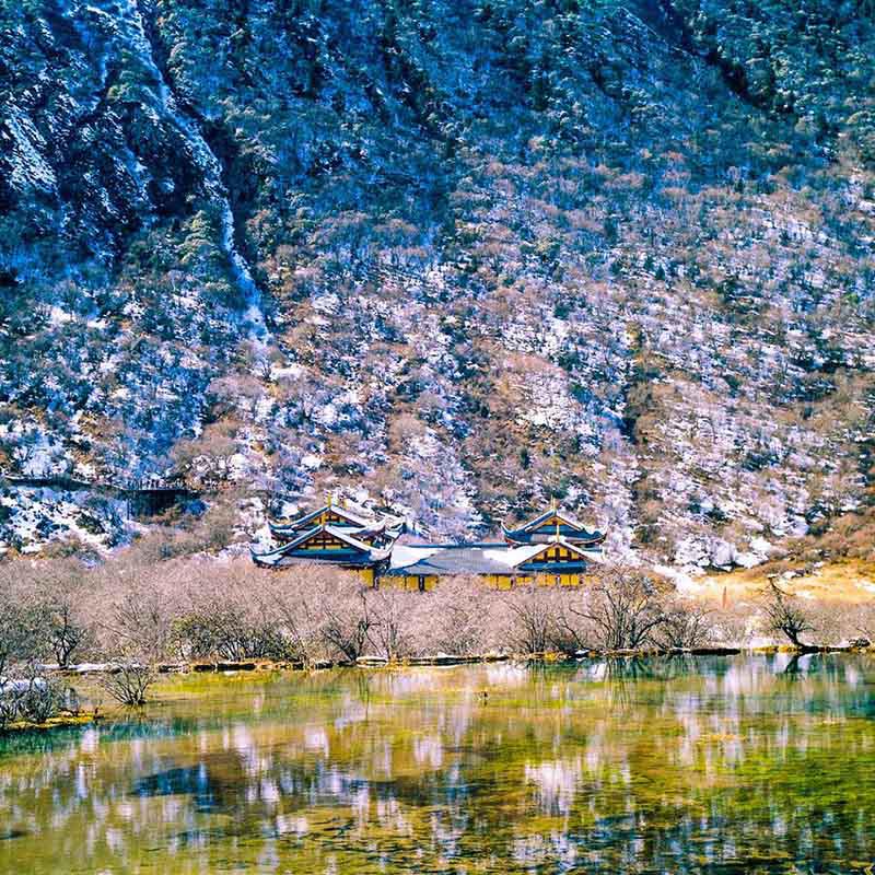 Mặt Kính Hồ lung linh của Cửu Trại Câu.
