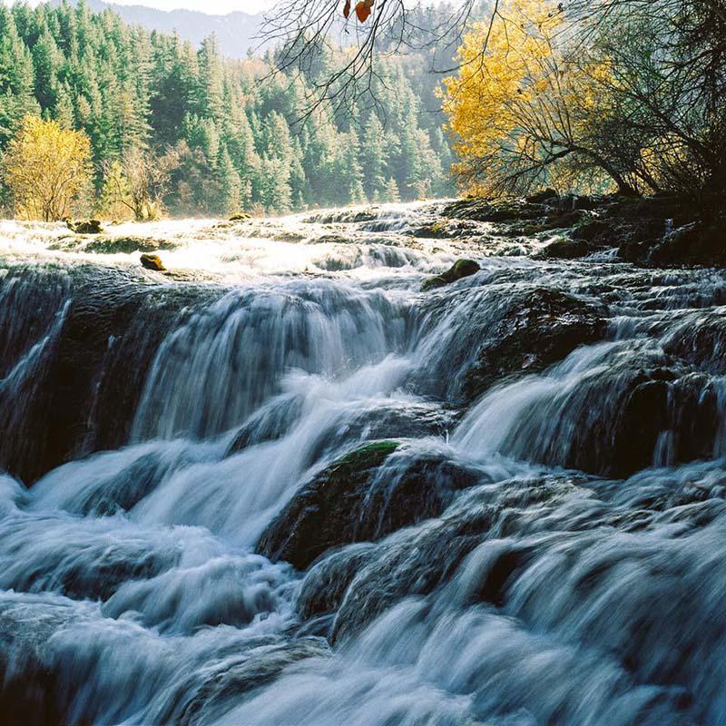 Cửu Trại Câu nổi tiếng với những thác suối tuyệt đẹp.
