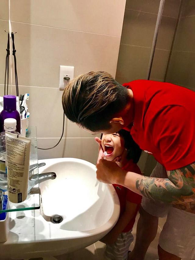 Các sao nam đình đám showbiz Việt nổi tiếng với tài chăm con khéo đến chị em cũng phải thua - 19