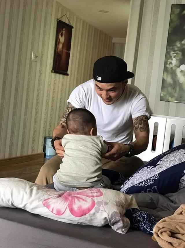 Các sao nam đình đám showbiz Việt nổi tiếng với tài chăm con khéo đến chị em cũng phải thua - 12