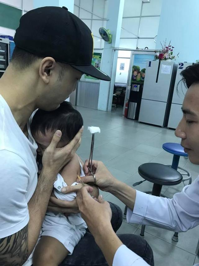 Các sao nam đình đám showbiz Việt nổi tiếng với tài chăm con khéo đến chị em cũng phải thua - 11