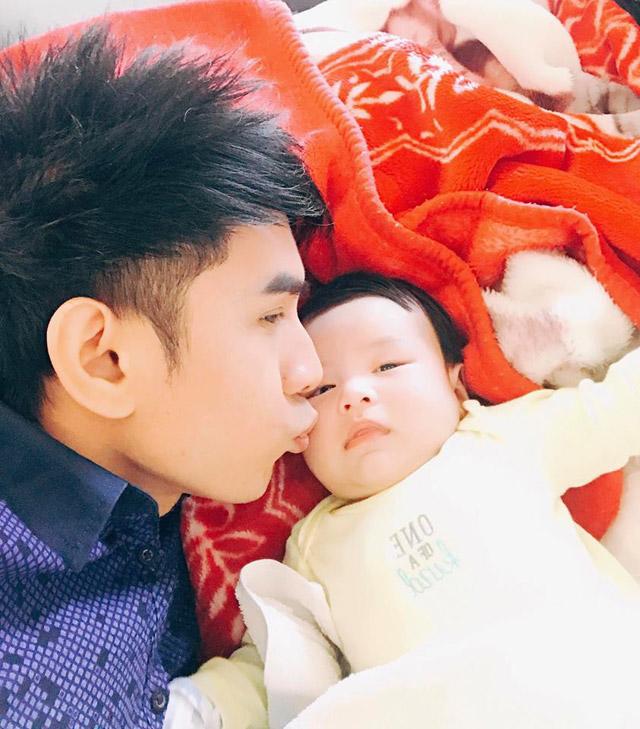 Các sao nam đình đám showbiz Việt nổi tiếng với tài chăm con khéo đến chị em cũng phải thua - 1