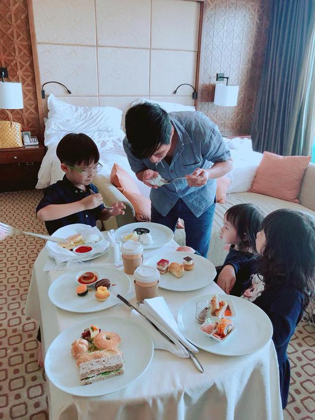 Các sao nam đình đám showbiz Việt nổi tiếng với tài chăm con khéo đến chị em cũng phải thua - 8