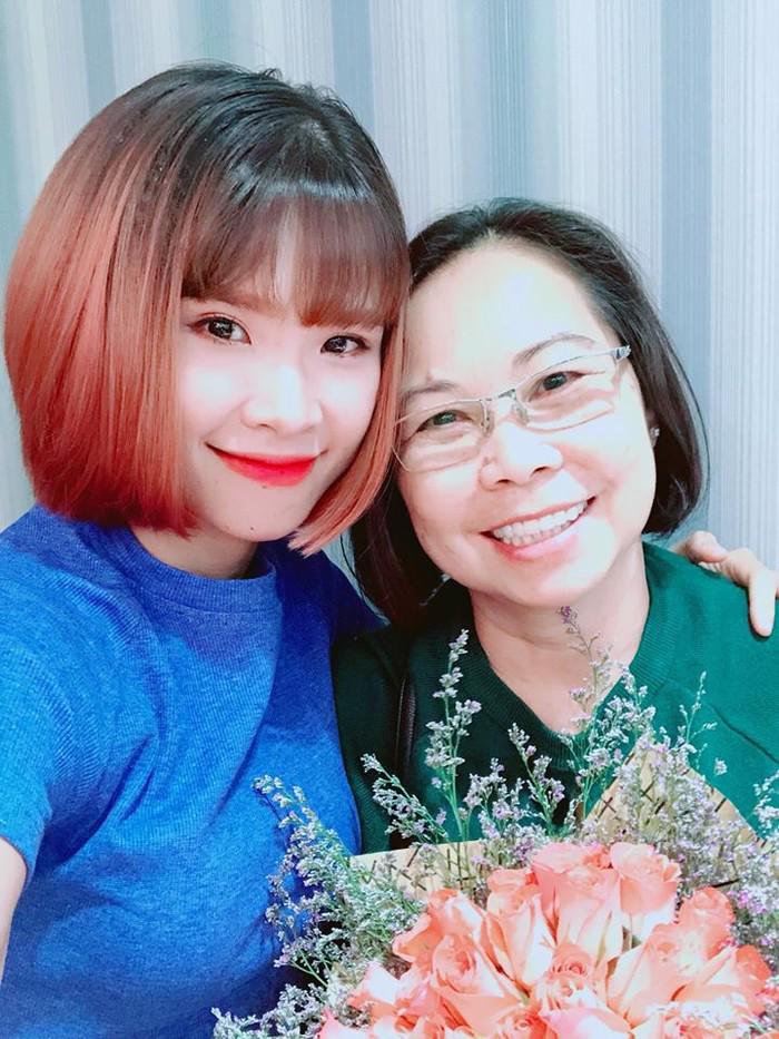 Mẹ chồng Khởi My trẻ trung đến mừng sinh nhật bà thông gia - 1