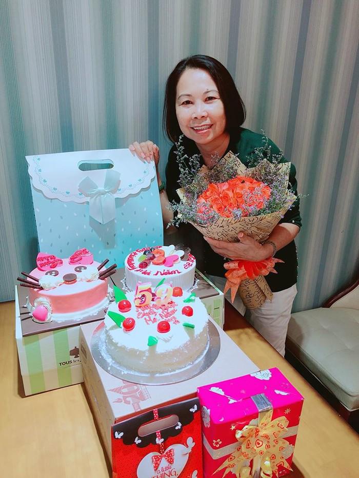 Mẹ chồng Khởi My trẻ trung đến mừng sinh nhật bà thông gia - 3