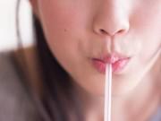 Sức khỏe - Sự thật bất ngờ về thói quen dùng ống hút để uống nước khiến bạn không thể tin nổi