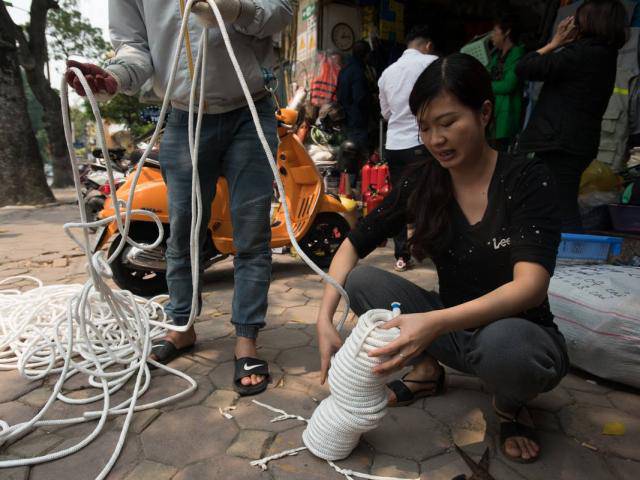 Dân đổ xô đi mua mặt nạ phòng độc, thang dây sau vụ cháy chung cư ở Sài Gòn