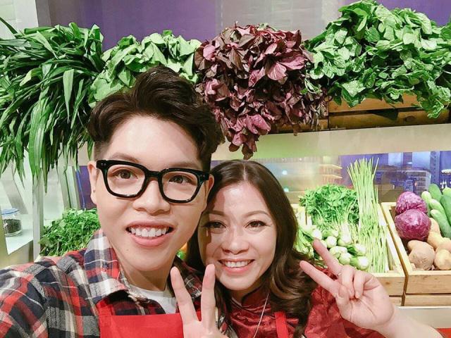 Cười nắc nẻ khi mẹ ruột Đức Phúc vừa chơi game, vừa hát Ghen của Erik