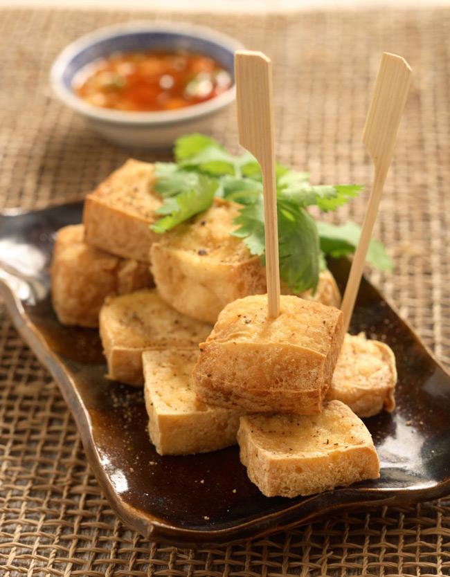 Chỉ cần ngâm đậu phụ trong nước này trước khi rán, đảm bảo đậu giòn ngon đến bất ngờ - 1