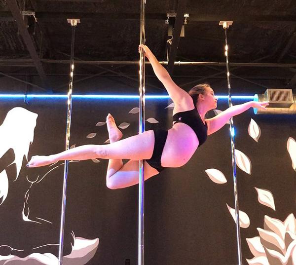 Impressed by a 9-month pregnant mother who still dances spectacularly on pole - 4