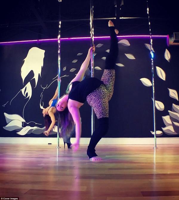 Impressed by a 9-month pregnant mother who still dances extremely spectacularly on the pole - 6