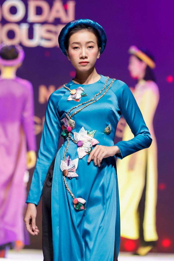 Angela Phương Trinh diện áo dài 100 triệu bung lụa làm Vedette trong BST hoa Sen - 5