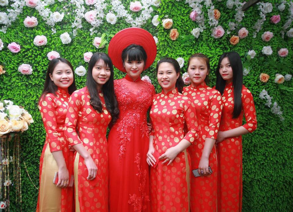 Bé gái Lào Cai suy dinh dưỡng ngày nào nay bụ bẫm trong lễ ăn hỏi của mẹ nuôi - 1