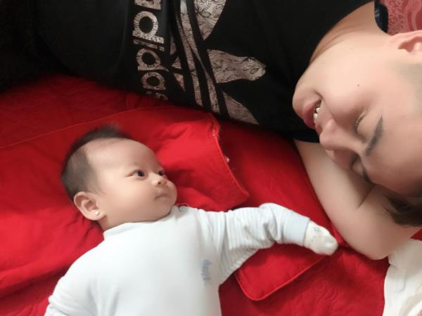 Ông bố khéo chăm con amp;#34;hết phần vợamp;#34; kể chuyện thay bỉm, tắm bé khiến chị em chào thua - 3