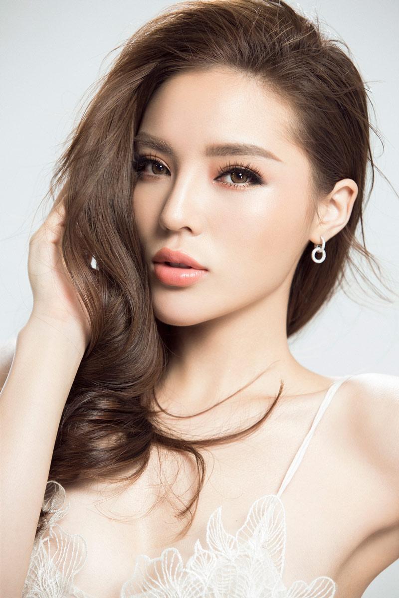 4 năm sau đăng quang, Hoa hậu Kỳ Duyên mới chịu khoe vòng một bốc lửa - 1