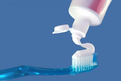 Bất ngờ trước cách trị mụn bọc chẳng tốn bao nhiêu tiền với kem đánh răng! - 1