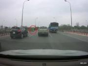 Tin trong nước - Mẹ chở con nhỏ đi xe máy nhầm vào đường cao tốc, nam tài xế có hành động bất ngờ