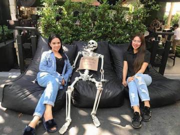 Rợn người quán cà phê giả làm người chết ở Thái Lan