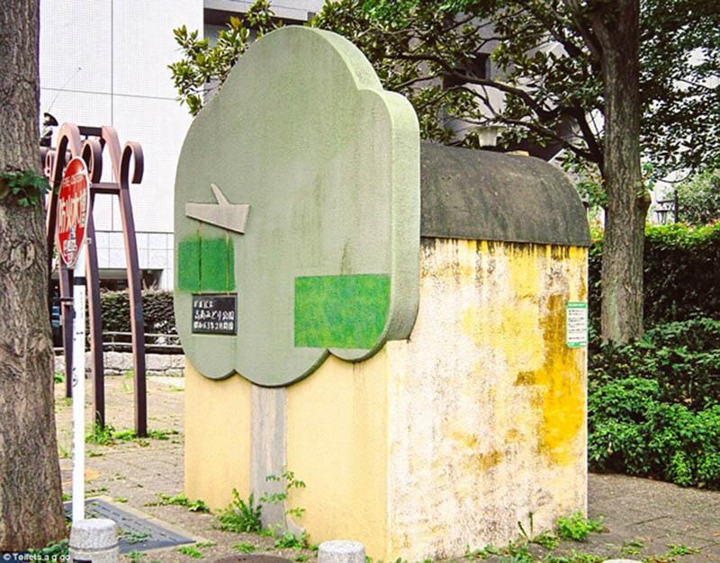 WC tại công viên Kominamimidori được trang trí bởi tòa nhà hình cây.
