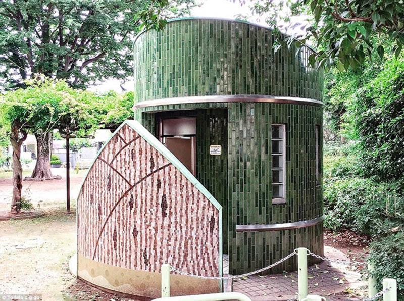 WC trong khu vườn chung ở quận Suginami được lát gạch màu xanh và hồng.
