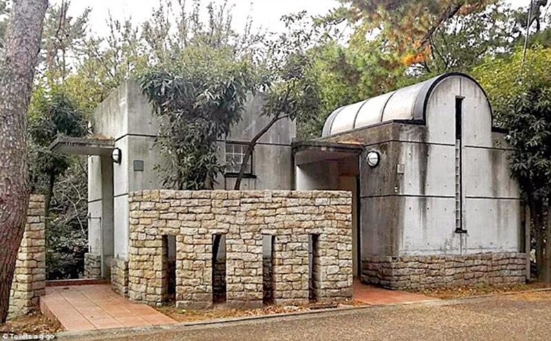 Trong Công viên Shukugawa có các WC được thiết kế từ gạch và những tòa nhà bằng đá.
